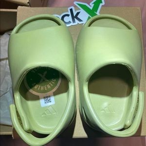 Yezzy slides size 5
